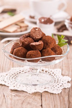 Cam tepside gofretli çikolatalı trüf..