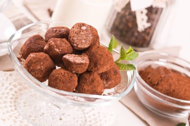 Cam tepside gofretli çikolatalı trüf..