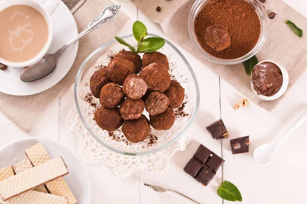 Pralinen Mit Waffeln Auf Glasplatte — Stockfoto