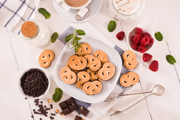 Galletas Pretzel Chocolate Plato Blanco — Foto de Stock