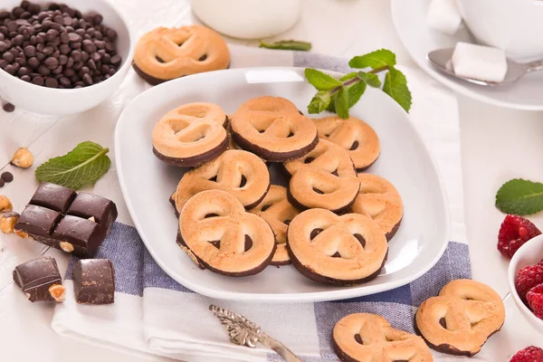 Galletas Pretzel Chocolate Plato Blanco —  Fotos de Stock