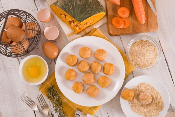 Albóndigas Pollo Con Calabaza Plato Blanco — Foto de Stock