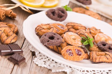 Beyaz tabakta kısa hamurlu bisküviler.