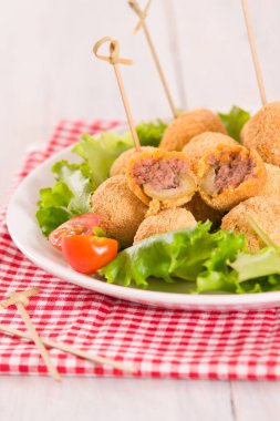 Beyaz tabakta salata ve zeytin dolması..