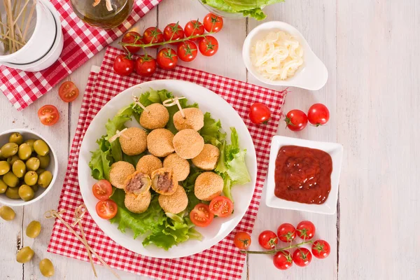 Ascoli Gefüllte Oliven Mit Salat Auf Weißem Teller — Stockfoto