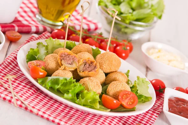 Ascoli Gefüllte Oliven Mit Salat Auf Weißem Teller — Stockfoto