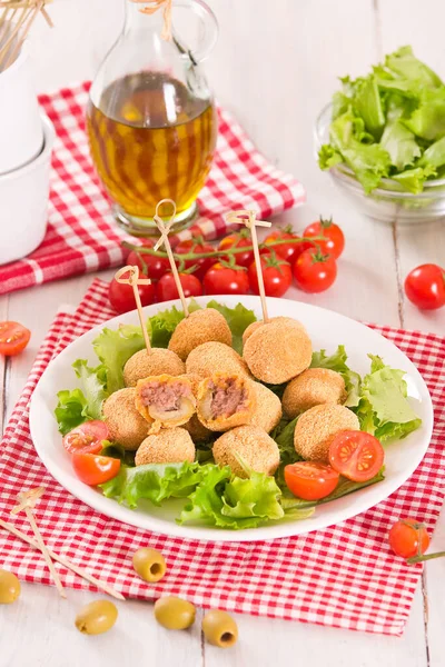 Olive Ripiene Ascoli Con Insalata Piatto Bianco — Foto Stock