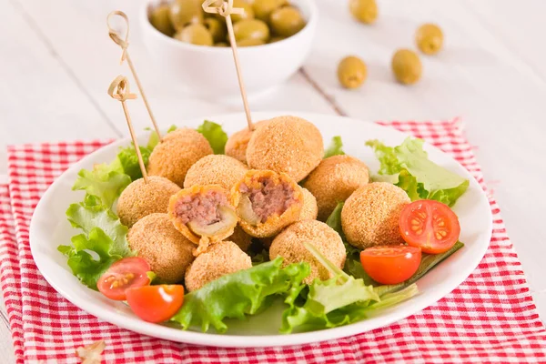 Olive Ripiene Ascoli Con Insalata Piatto Bianco — Foto Stock