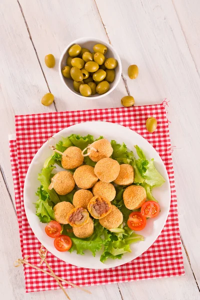 Ascoli Gefüllte Oliven Mit Salat Auf Weißem Teller — Stockfoto