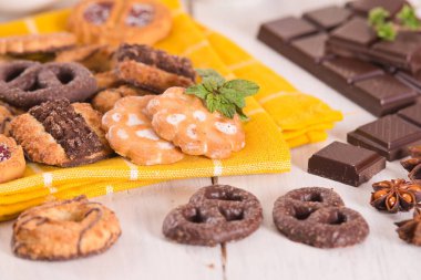 Kısa hamurlu hamur bisküvileri, üzerinde çikolata olan ahşap masa..