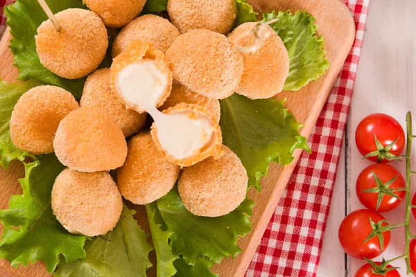 Polpette Mozzarella Fritte Sul Tagliere — Foto Stock