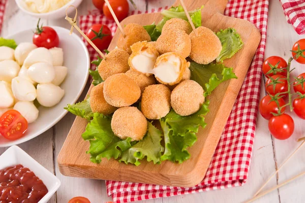 Bolas Queijo Mozzarella Fritas Tábua Corte — Fotografia de Stock