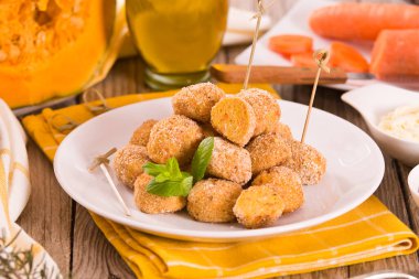 Beyaz tabakta havuçlu balkabaklı tavuk köftesi..