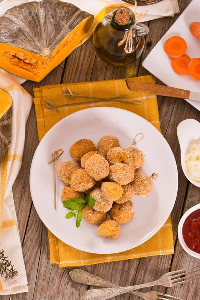 Albóndigas Calabaza Pollo Con Zanahorias Plato Blanco — Foto de Stock