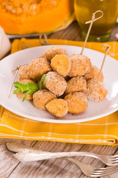 Albóndigas Calabaza Pollo Con Zanahorias Plato Blanco — Foto de Stock