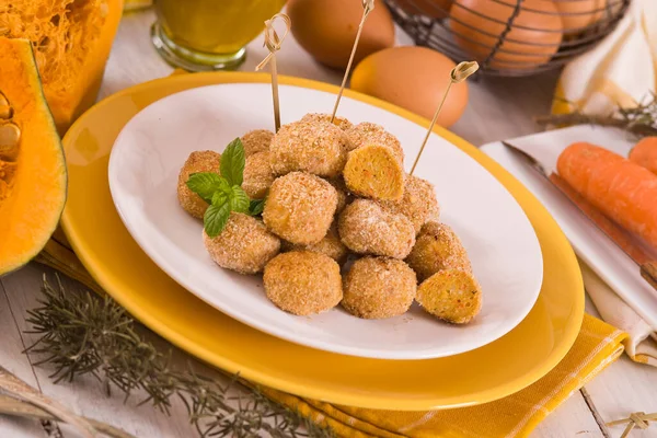 Albóndigas Calabaza Pollo Con Zanahorias Plato Blanco — Foto de Stock