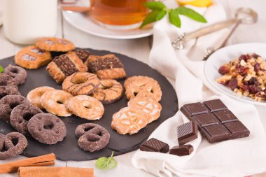 Kısa hamurlu hamur bisküvileri, üzerinde çikolata olan ahşap masa..