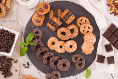 Kısa hamurlu hamur bisküvileri, üzerinde çikolata olan ahşap masa..