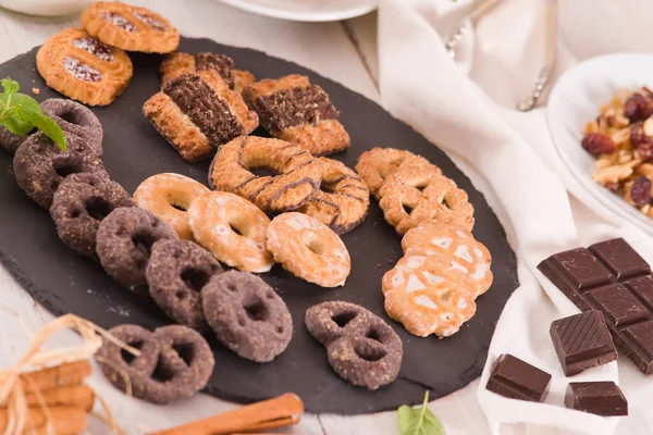 Kısa hamurlu hamur bisküvileri, üzerinde çikolata olan ahşap masa..