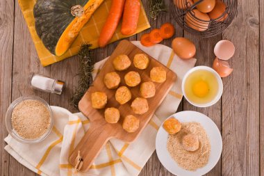 Balkabaklı tavuklu köfte ve havuç dilimleme tahtası..