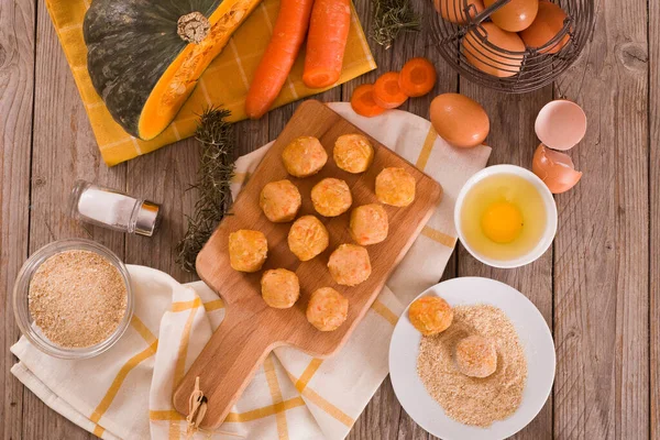 Albóndigas Pollo Con Calabaza Zanahorias Tabla Cortar — Foto de Stock