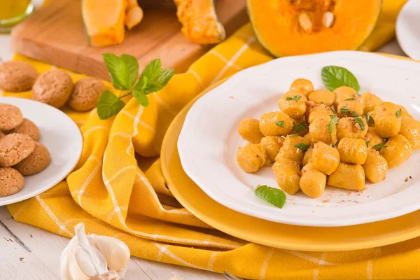 Dyniowe Gnocchi Startymi Ciasteczkami Amaretti — Zdjęcie stockowe