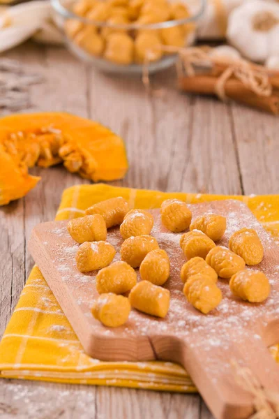 Gnocchi Calabaza Cruda Tabla Cortar — Foto de Stock