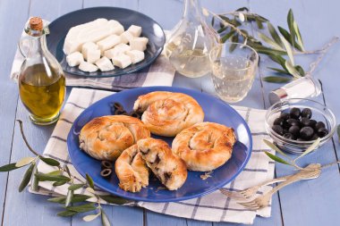 Peynirli ve zeytinli hamur tatlısı.