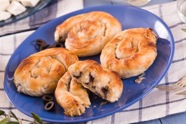 Peynirli ve zeytinli hamur tatlısı.