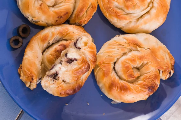 Rotolamenti Pasta Frolla Con Ripieno Formaggio Olive — Foto Stock