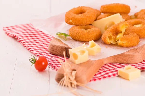 Anillo Queso Frito Con Salsas Tabla Cortar — Foto de Stock