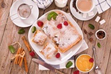 Bougatsa - Beyaz tabakta kremalı Yunan puf böreği.