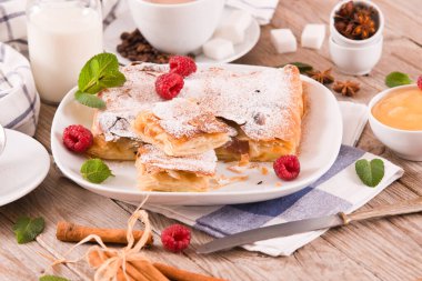 Bougatsa - Beyaz tabakta kremalı Yunan puf böreği.