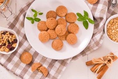 Beyaz tabakta bademli Amaretti kurabiyeleri..