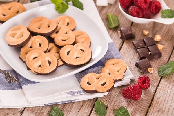 Galletas Pretzel Chocolate Plato Blanco —  Fotos de Stock