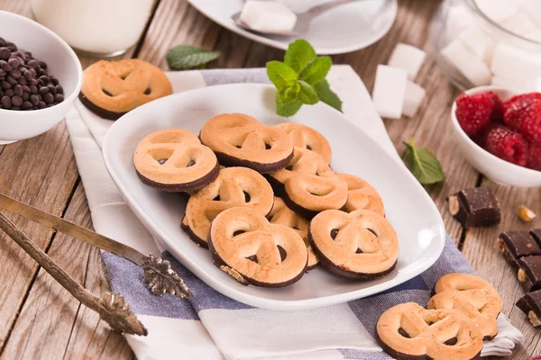 Galletas Pretzel Chocolate Plato Blanco —  Fotos de Stock