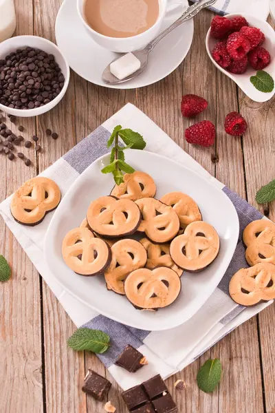 Galletas Pretzel Chocolate Plato Blanco —  Fotos de Stock