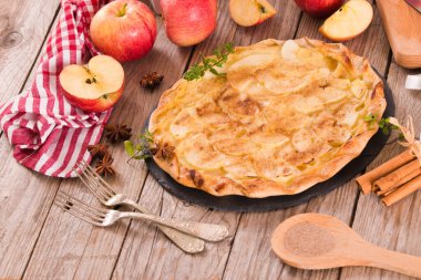 Şekerli tarçınlı elmalı tart..