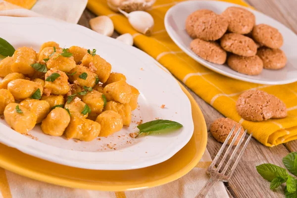 Kürbisgnocchi Mit Geriebenen Amaretti Keksen — Stockfoto