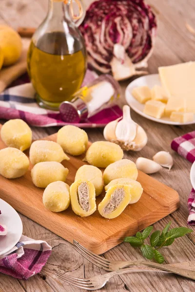Πατάτες Νιόκι Γεμιστές Ραντίτσιο Και Ρικότα — Φωτογραφία Αρχείου