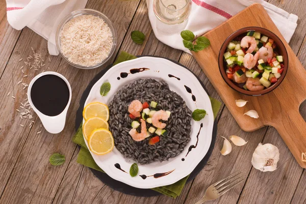 Tintenfisch Risotto Mit Gemüse Auf Weißem Teller — Stockfoto