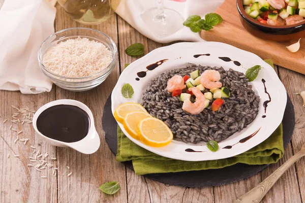 Tintenfisch Risotto Mit Gemüse Auf Weißem Teller — Stockfoto