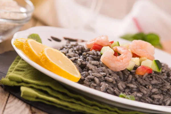 Risotto Tinta Calamar Con Verduras Plato Blanco — Foto de Stock