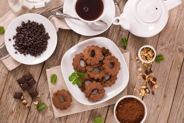 Biscoitos Chocolate Com Hortelã Prato Branco — Fotografia de Stock