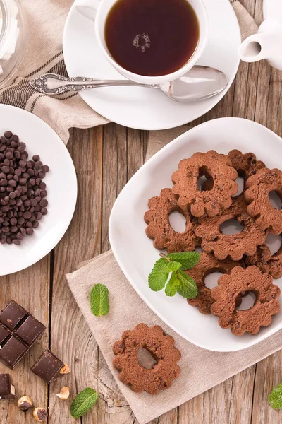 Chocolade Chip Koekjes Met Munt Witte Schotel — Stockfoto