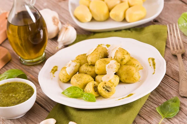 Krumpli Gnocchi Pesto Szósszal Töltve — Stock Fotó