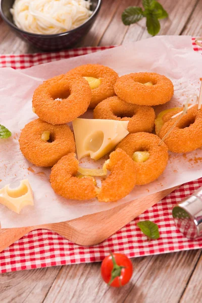 Anel Queijo Frito Com Ketchup Placa Corte — Fotografia de Stock