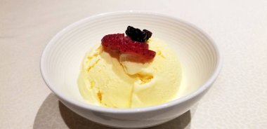 Işık doku arka plan üzerinde çilek vanilyalı dondurma 