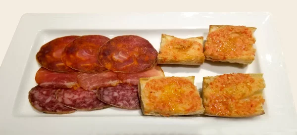 Испанские Сосиски Тарелка Томатным Хлебом Инкрустированное Мясо Испанская Еда — стоковое фото