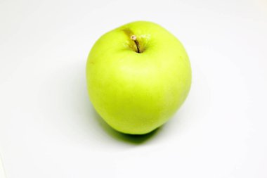 Beyaz bir arka plan üzerinde izole organik yeşil elma